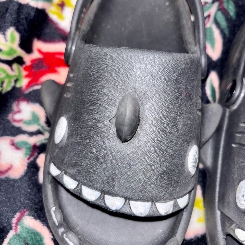 Kids Size 11/12 Black Shark Slippers Shoes Unisex Slip-On Sandals Slides Clogs - Picture 7 of 9